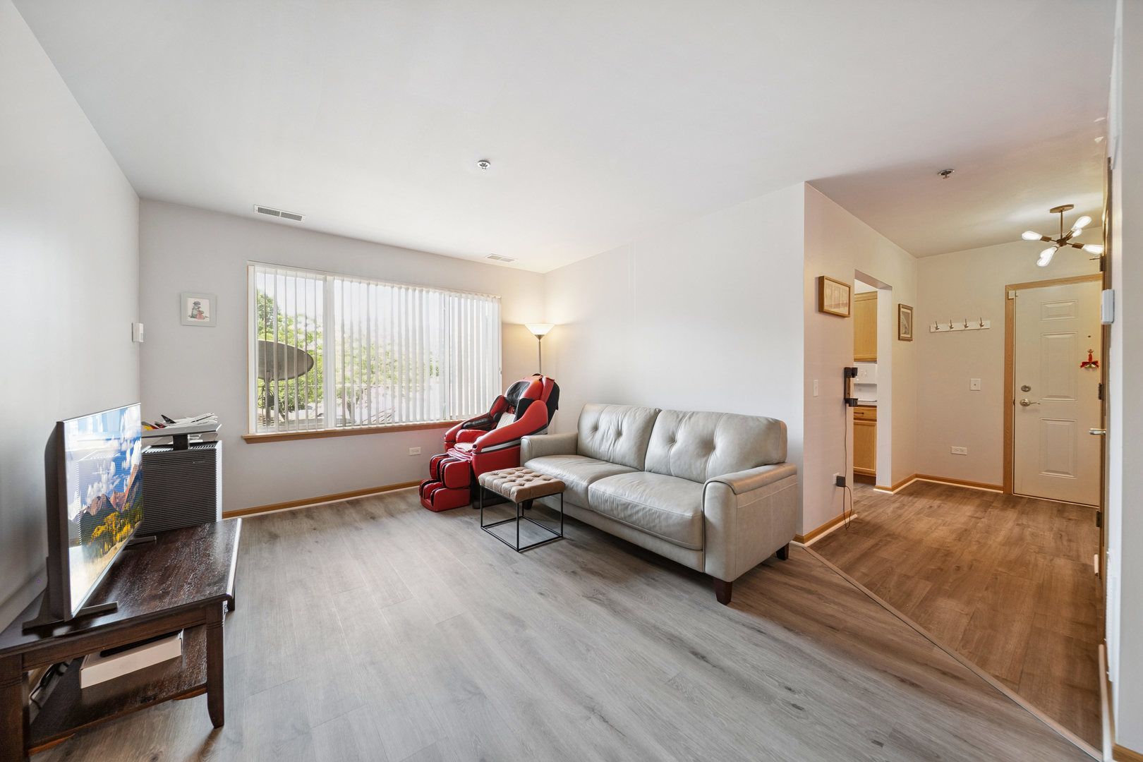 941 N Swift Road #201, Addison, IL 60101