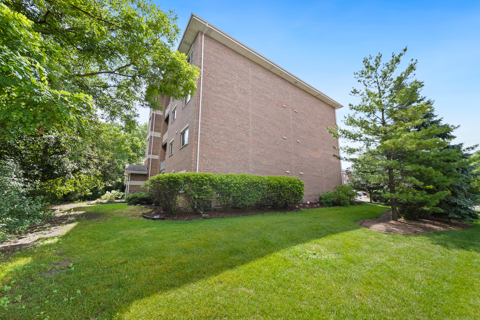 941 N Swift Road #201, Addison, IL 60101