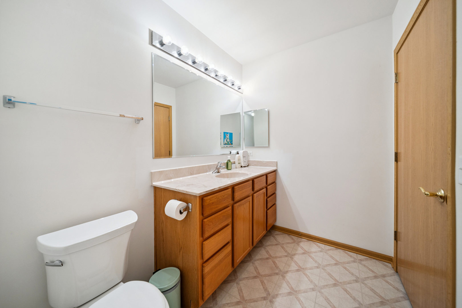 941 N Swift Road #201, Addison, IL 60101