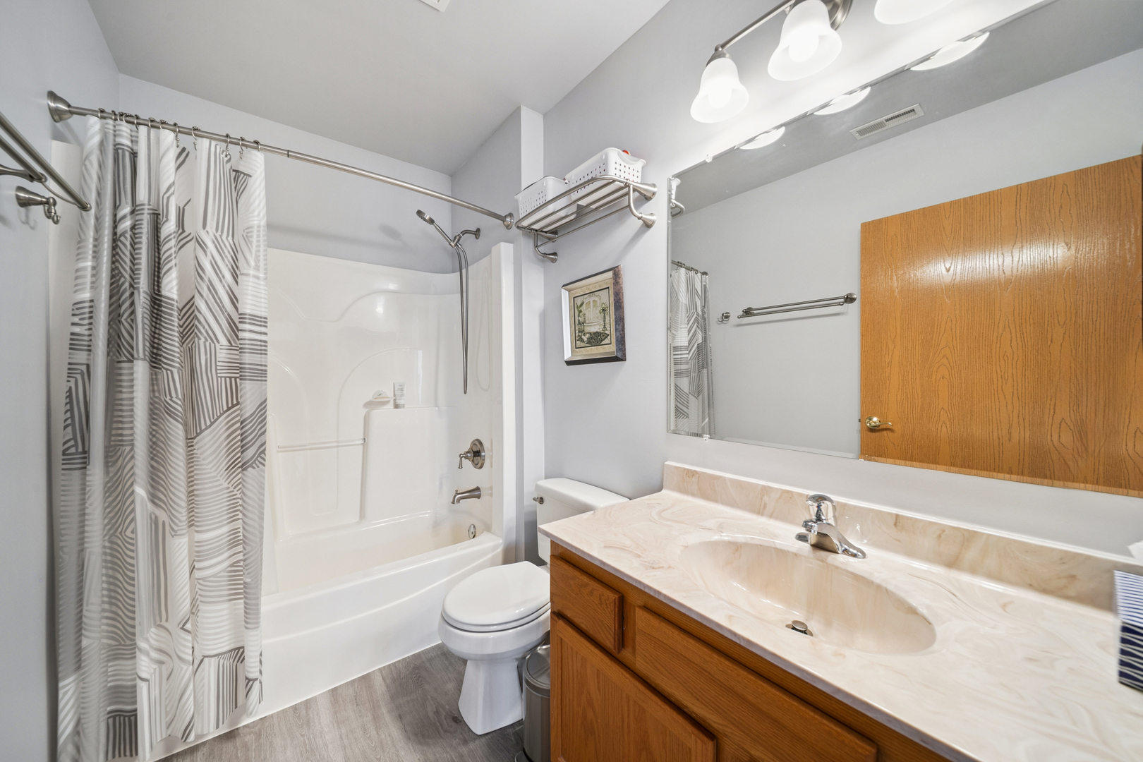 941 N Swift Road #201, Addison, IL 60101