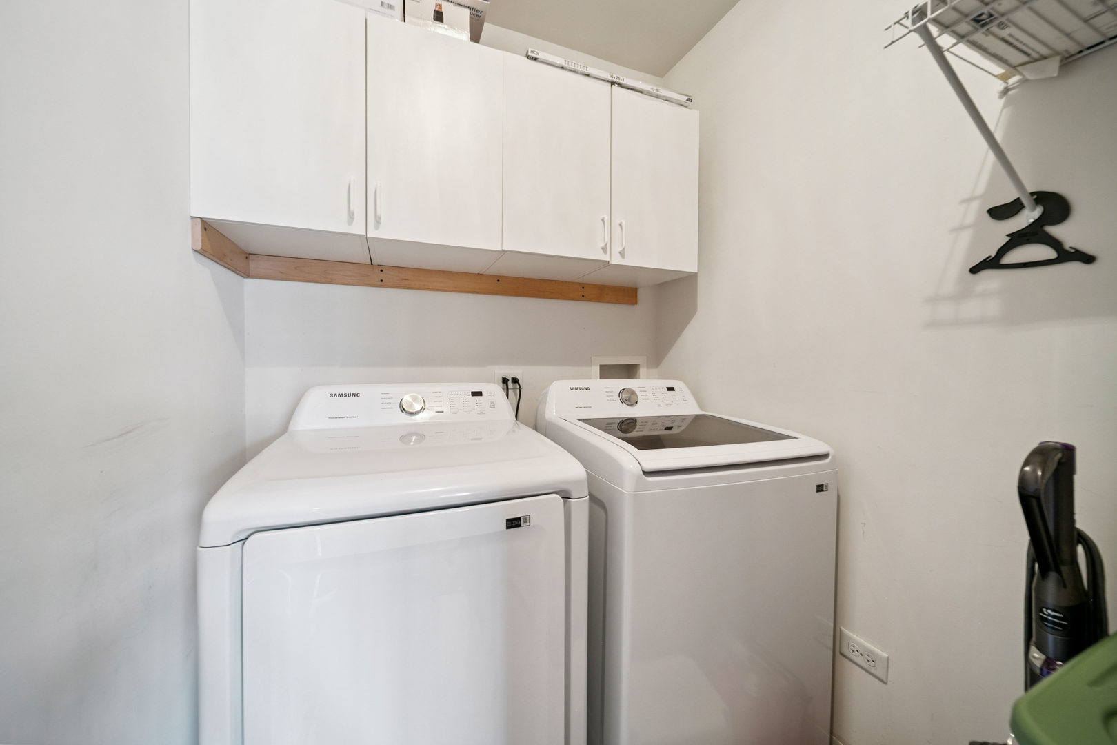 941 N Swift Road #201, Addison, IL 60101