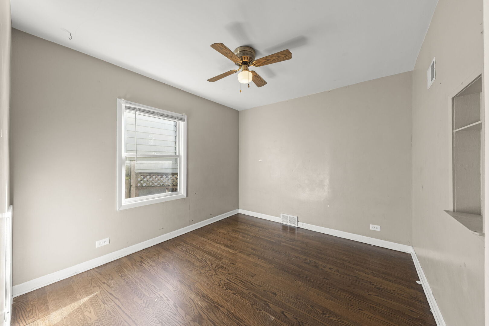 202 S Harvard Avenue, Villa Park, IL 60181