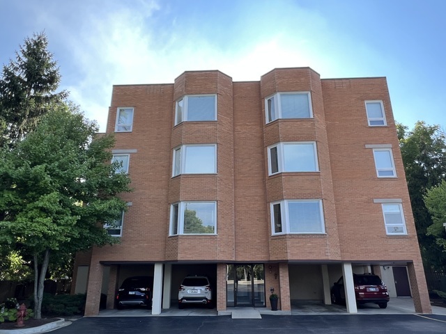 1635 N Milwaukee Avenue #403, Libertyville, IL 60048