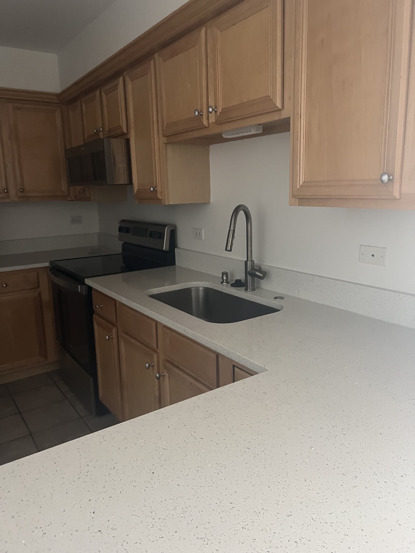 1635 N Milwaukee Avenue #403, Libertyville, IL 60048