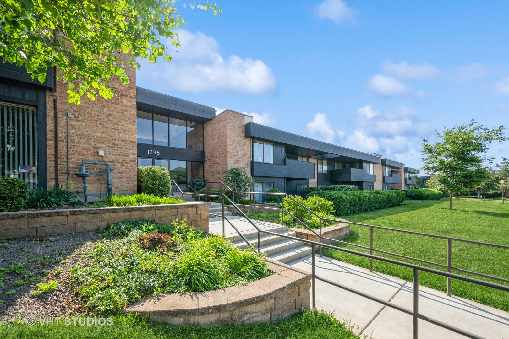 1295 N Sterling Avenue #211, Palatine, IL 60067