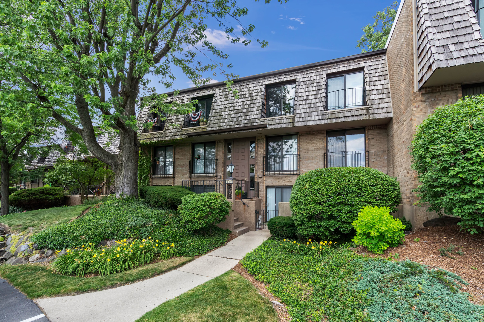 1703 NORTHFIELD Square #D, Northfield, IL 60093