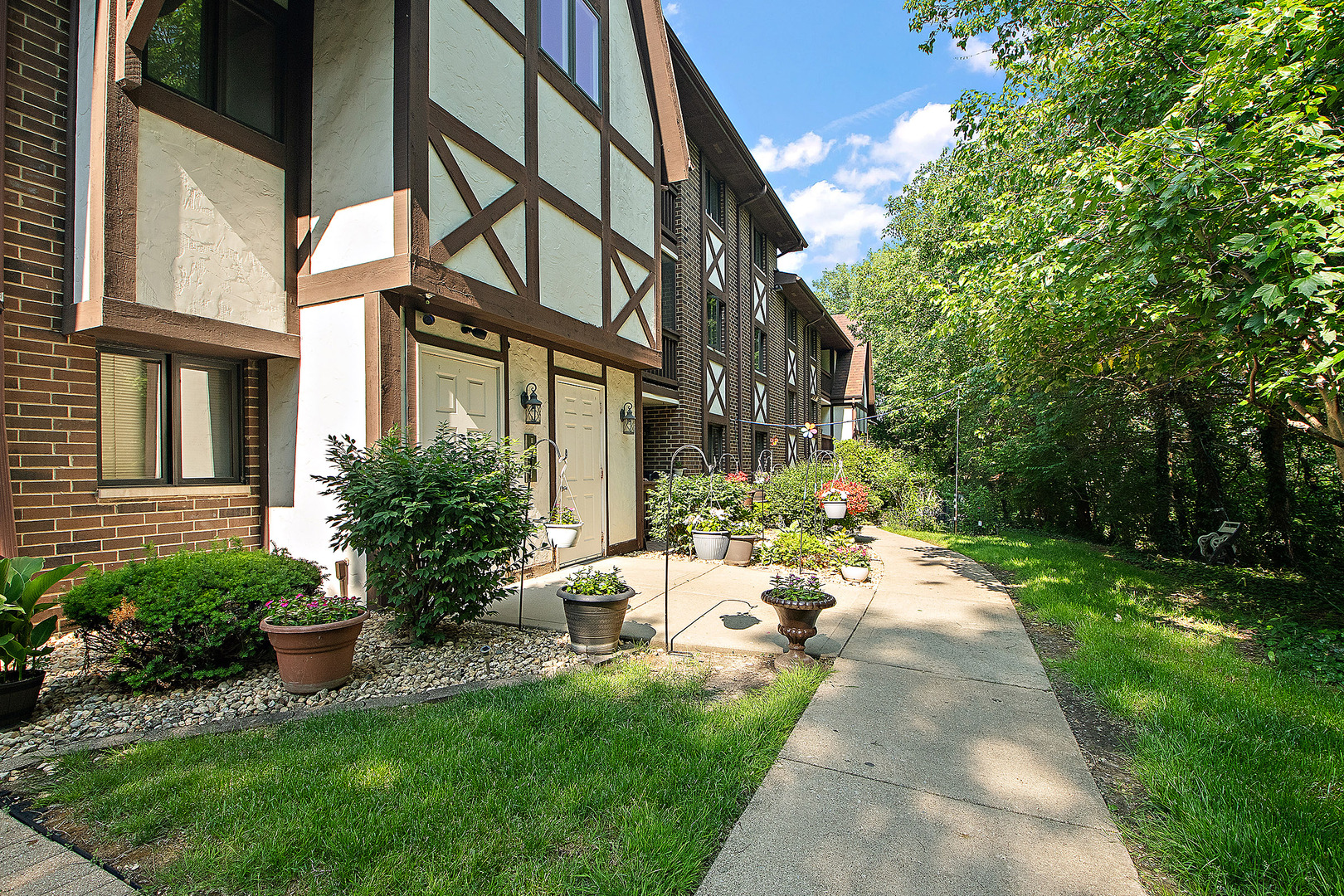 8425 W 95th Street #27, Hickory Hills, IL 60457