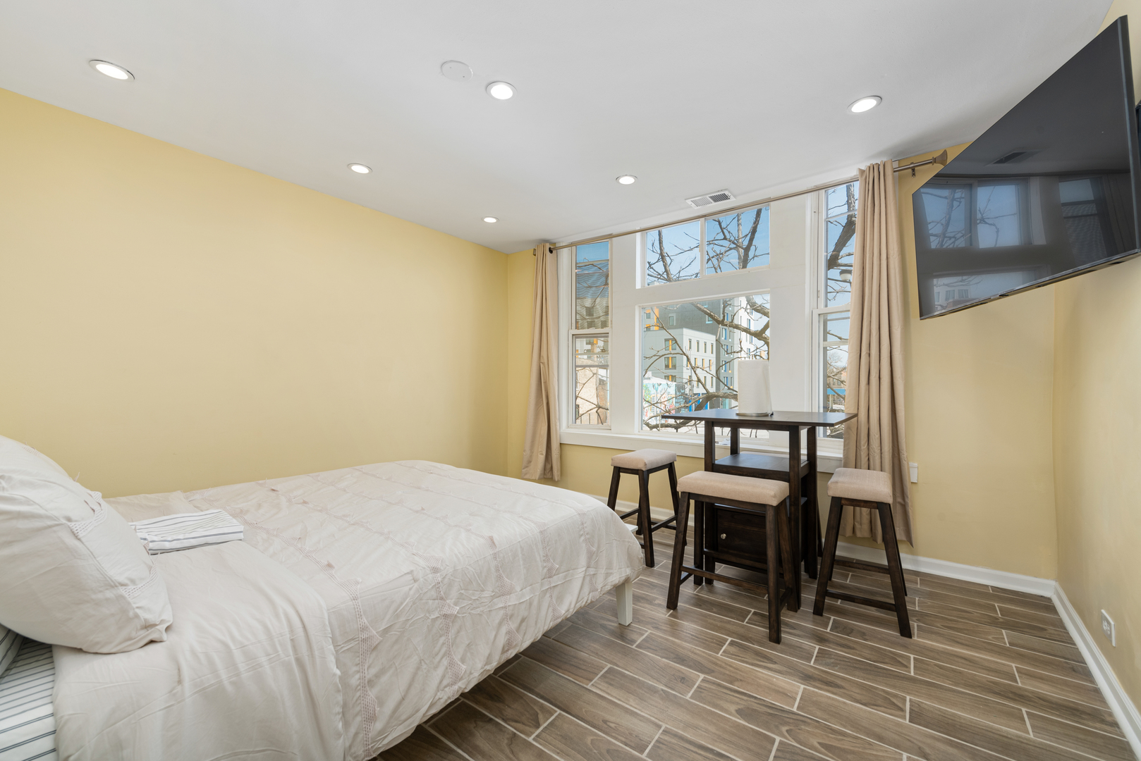 2626 N Milwaukee Avenue #2F, Chicago, IL 60647