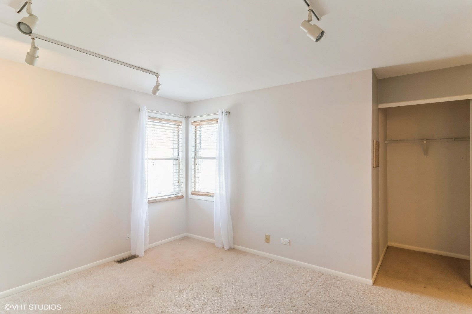 550 E Windgate Court, Arlington Heights, IL 60005