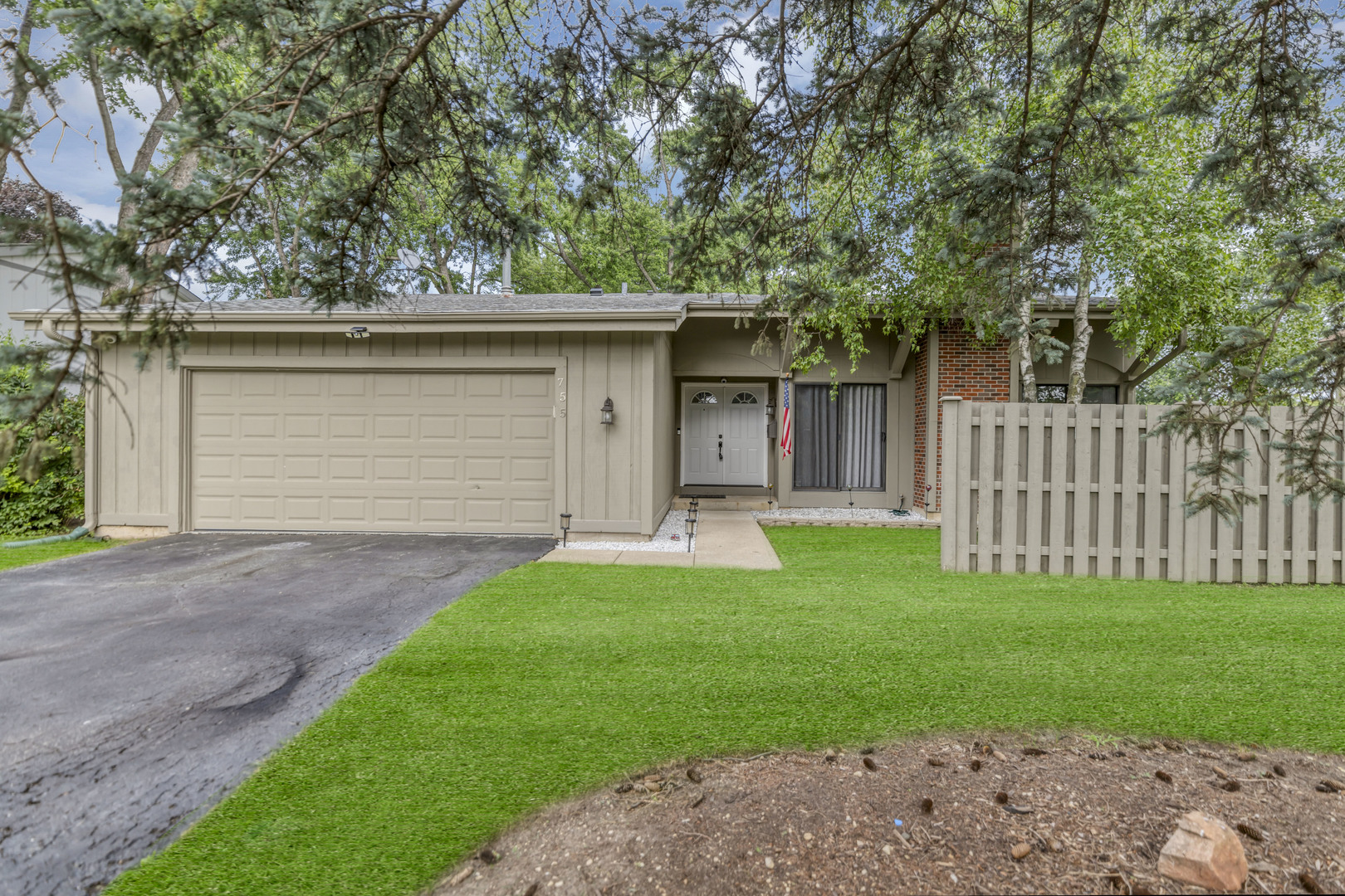 755 N Woodfield Trail, Roselle, IL 60172