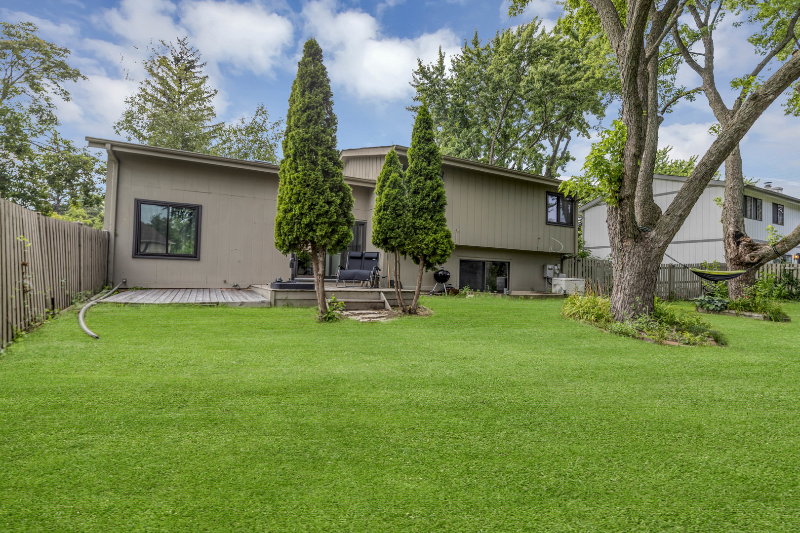 755 N Woodfield Trail, Roselle, IL 60172