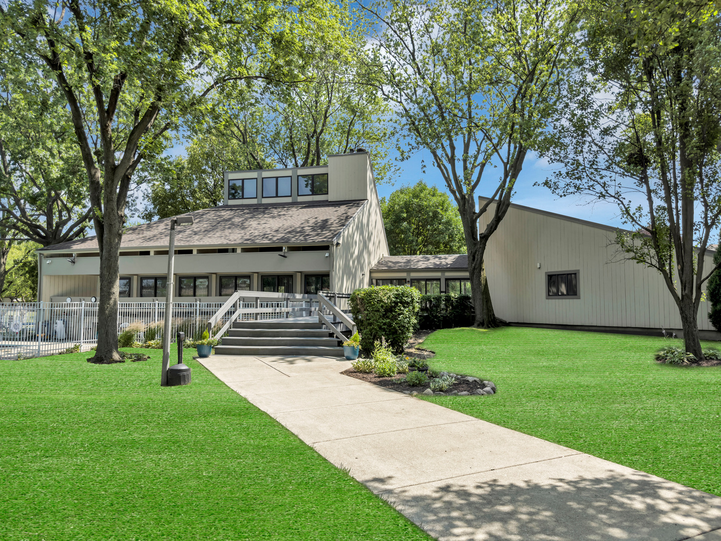 755 N Woodfield Trail, Roselle, IL 60172