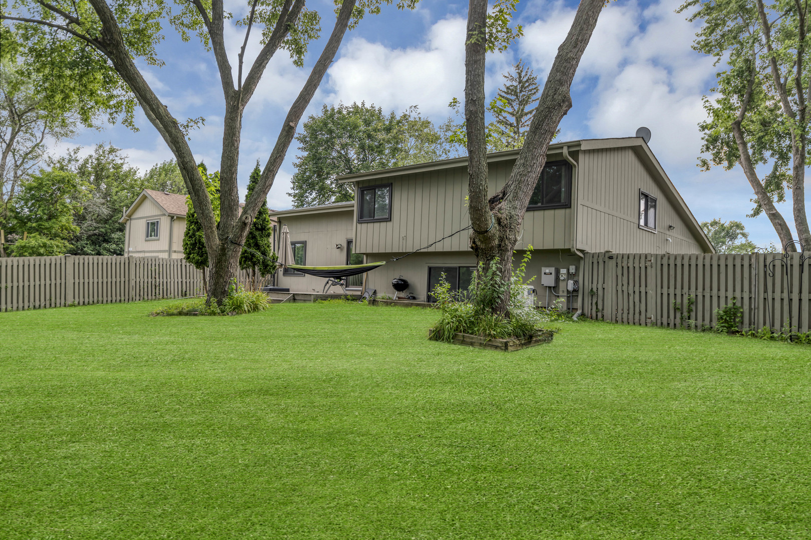755 N Woodfield Trail, Roselle, IL 60172