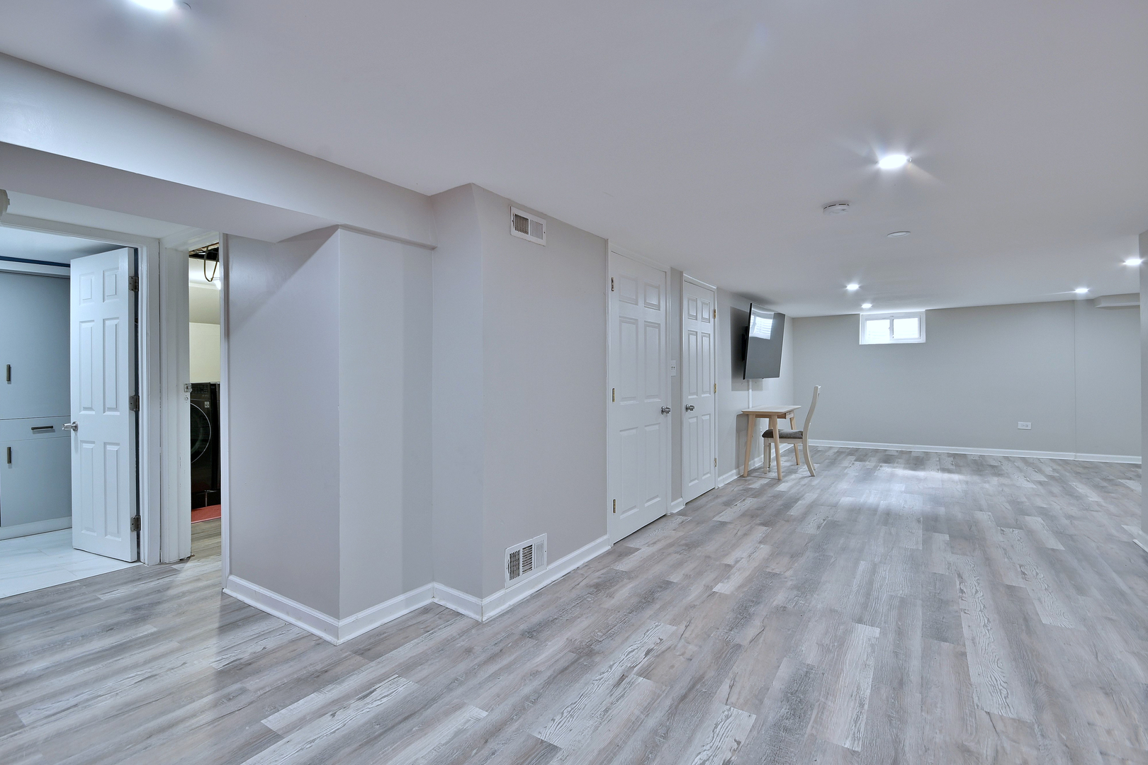 511 W BYRON Avenue, Addison, IL 60101