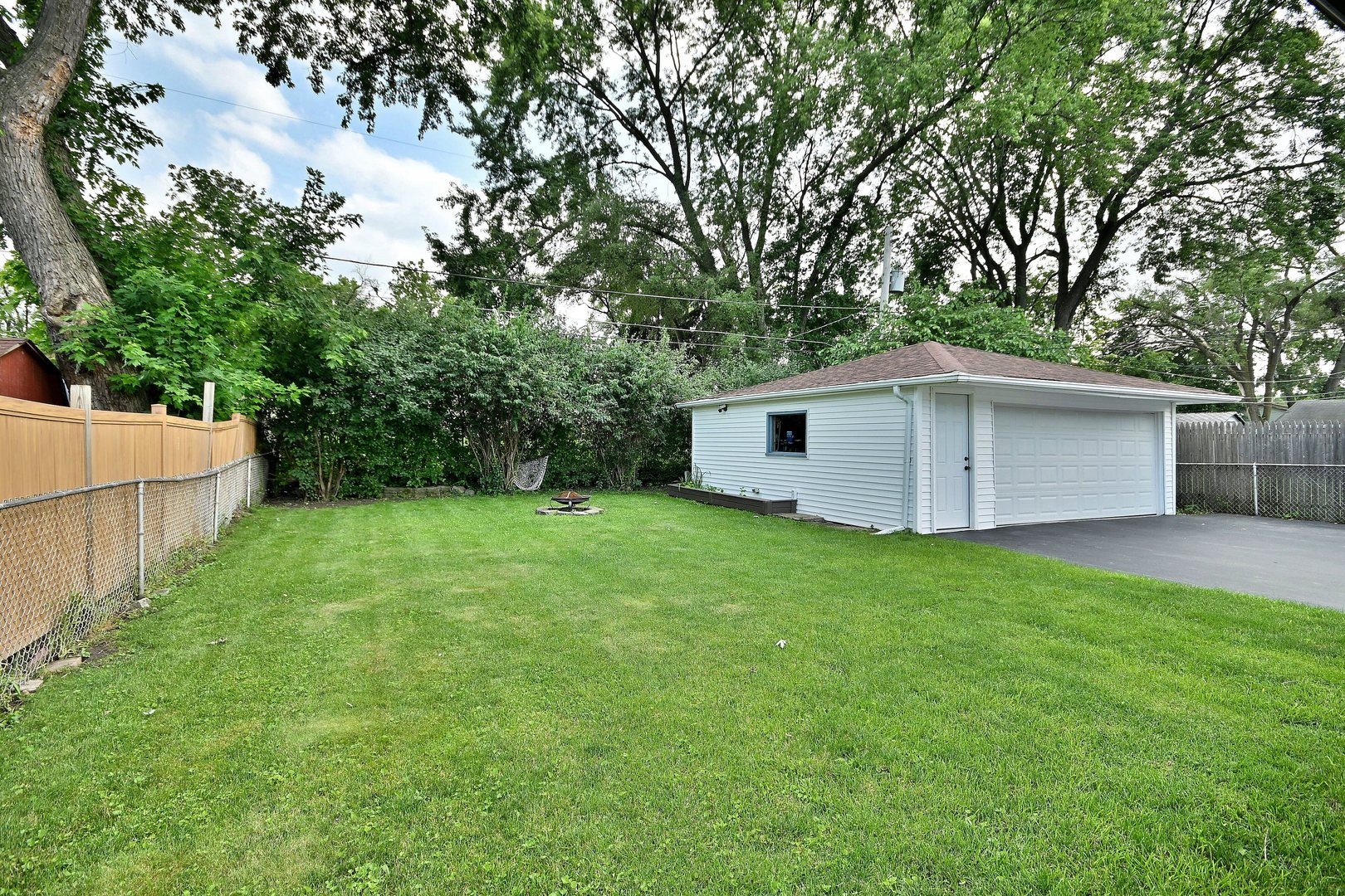 511 W BYRON Avenue, Addison, IL 60101