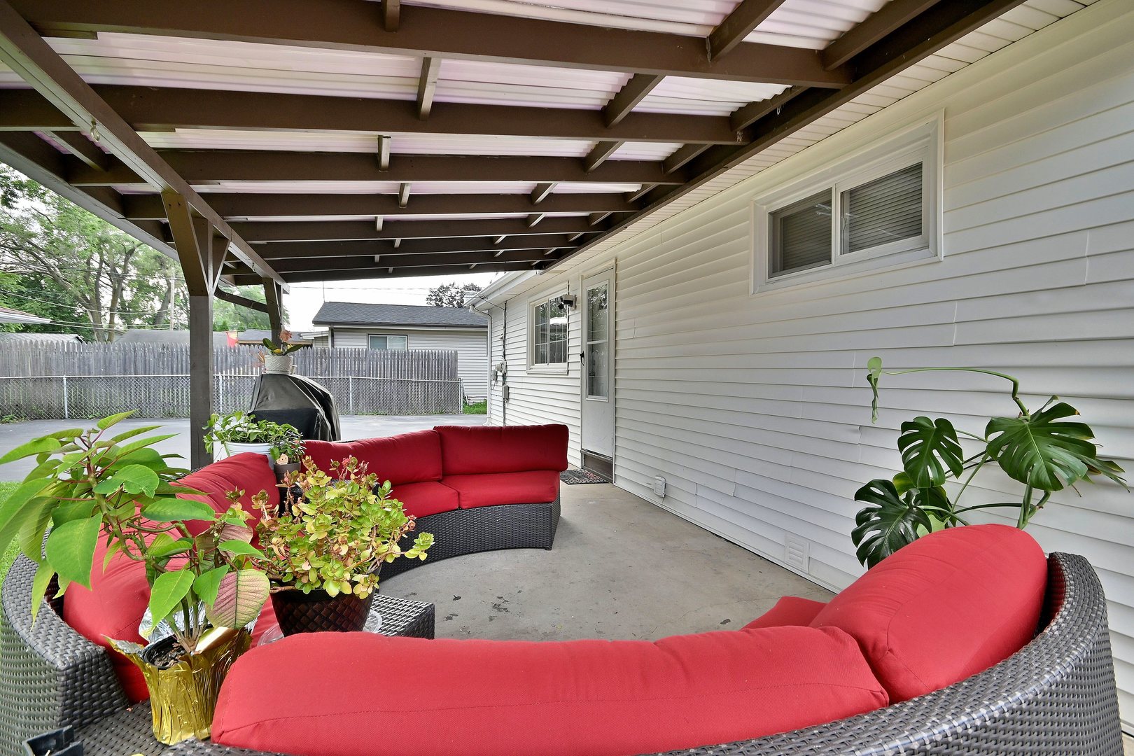 511 W BYRON Avenue, Addison, IL 60101