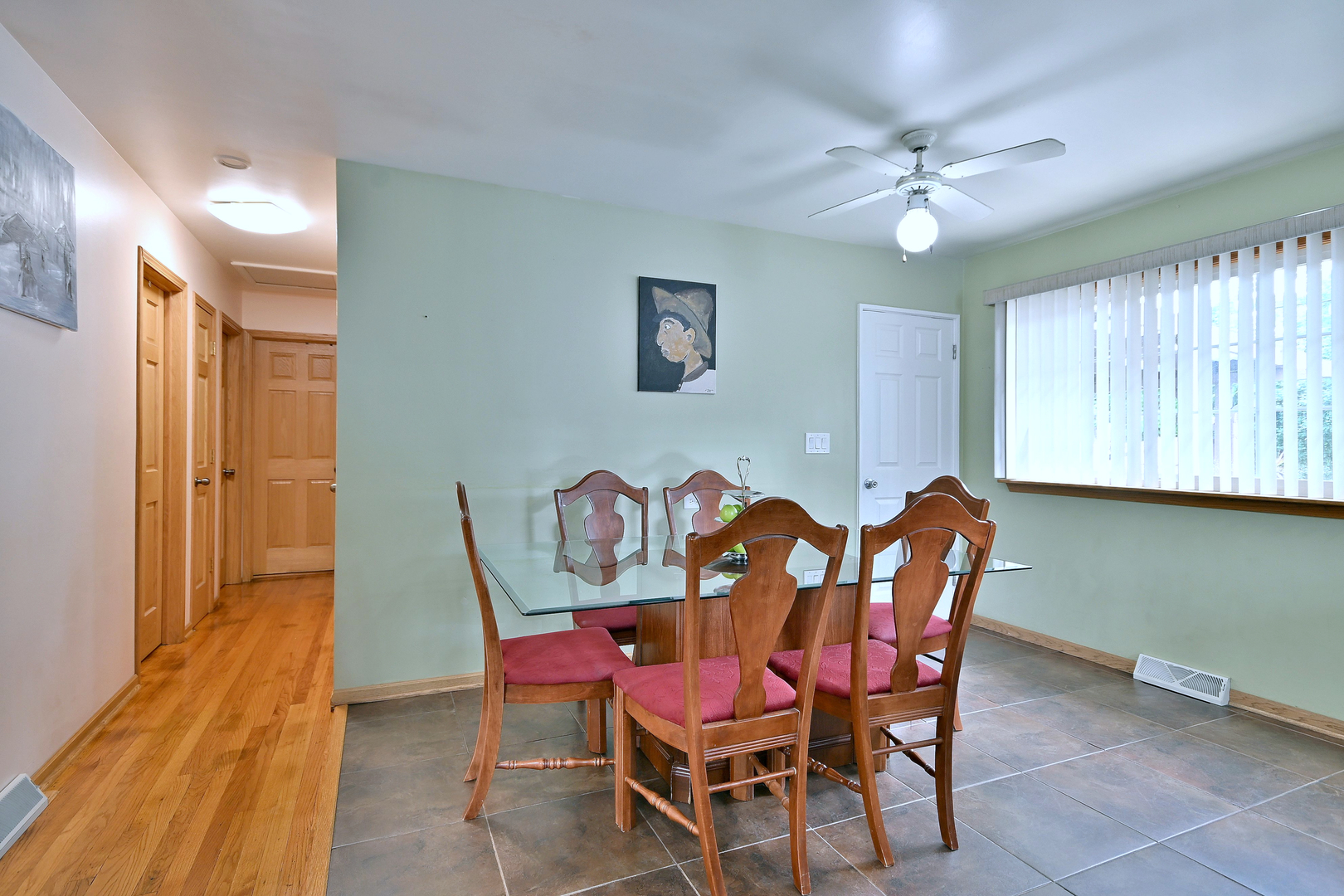 511 W BYRON Avenue, Addison, IL 60101