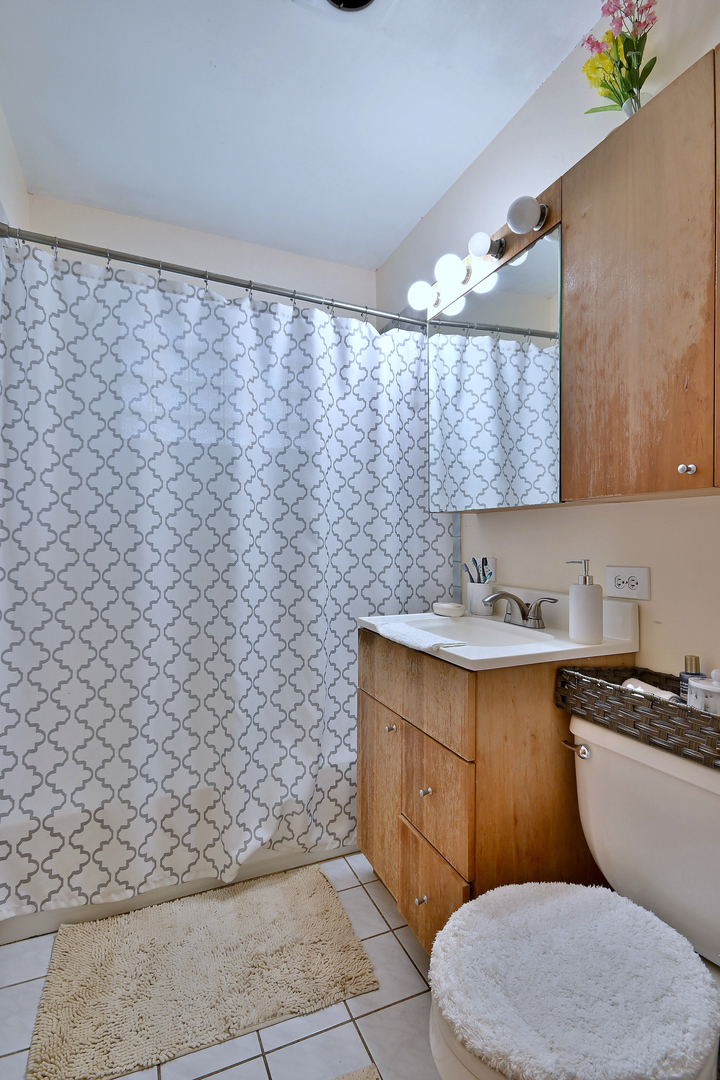 511 W BYRON Avenue, Addison, IL 60101