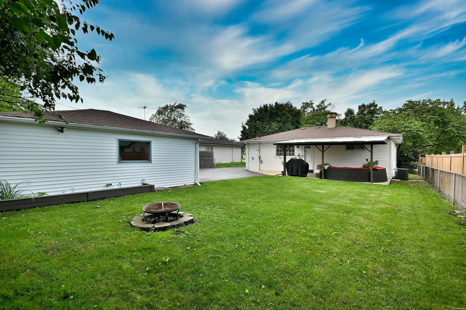 511 W BYRON Avenue, Addison, IL 60101