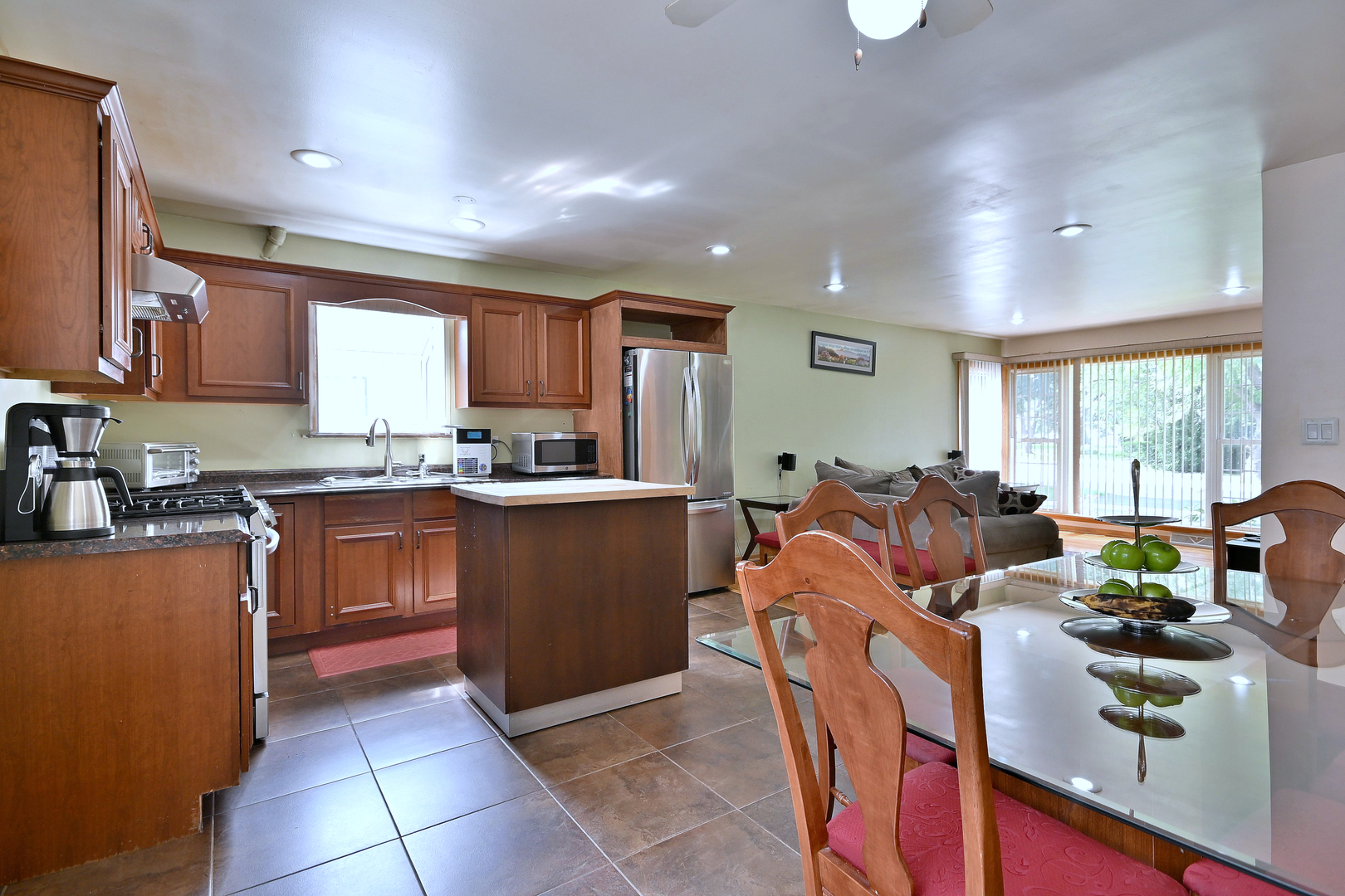 511 W BYRON Avenue, Addison, IL 60101