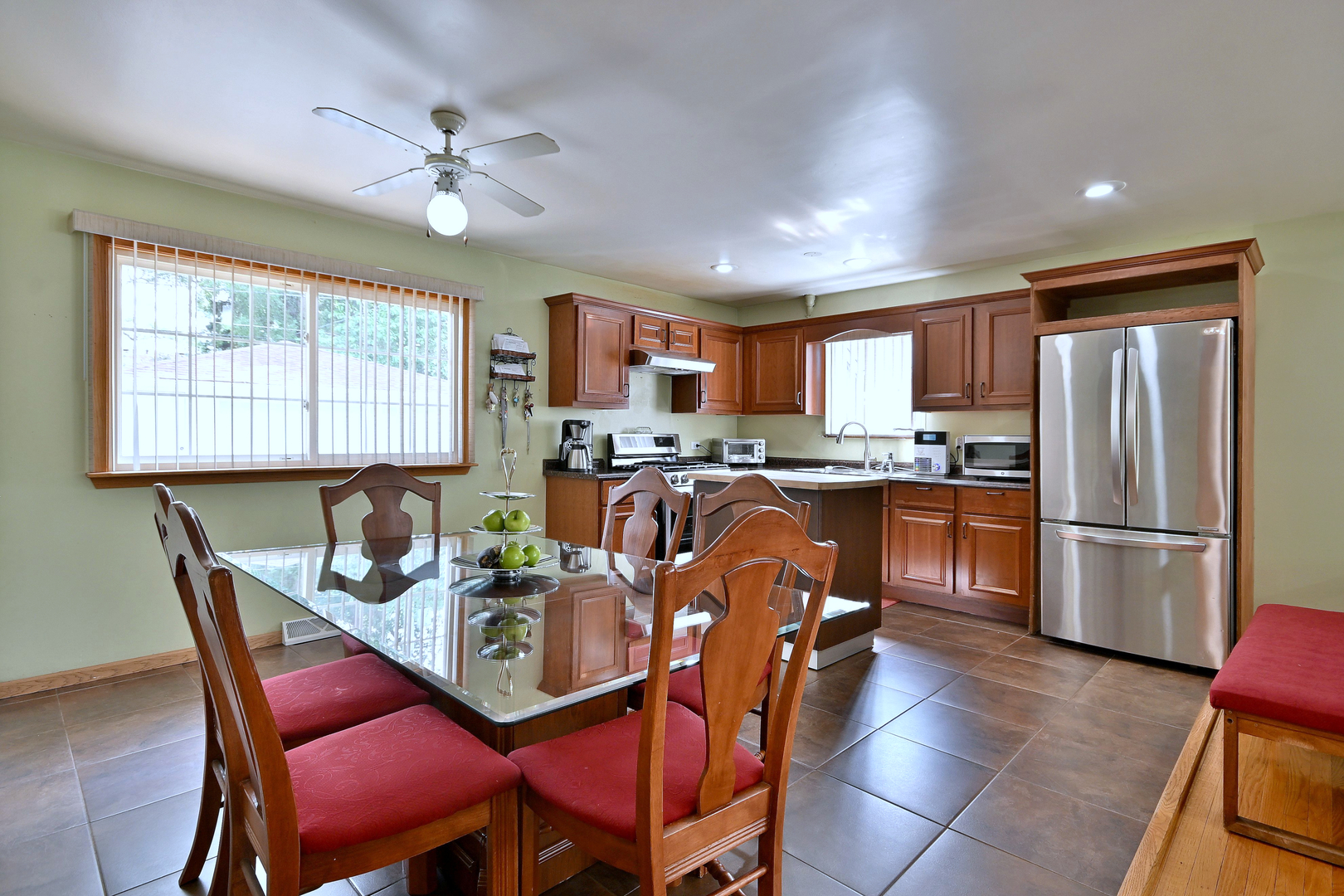 511 W BYRON Avenue, Addison, IL 60101