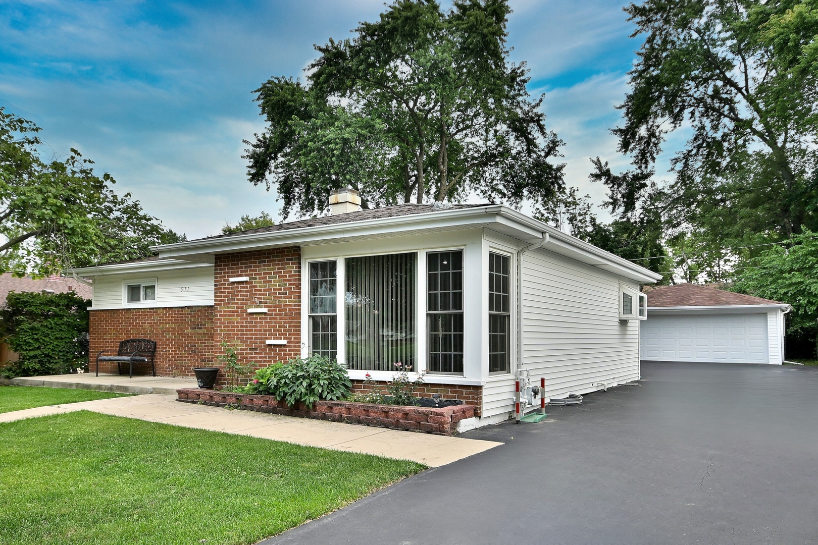 511 W BYRON Avenue, Addison, IL 60101