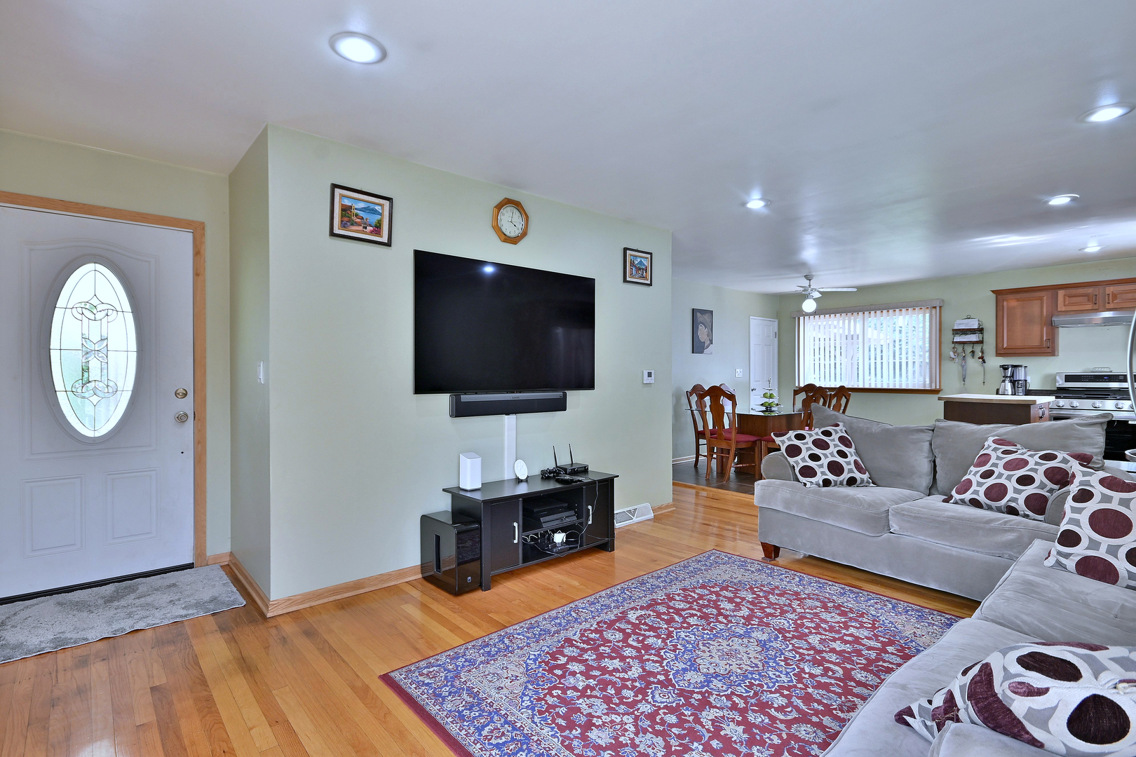 511 W BYRON Avenue, Addison, IL 60101