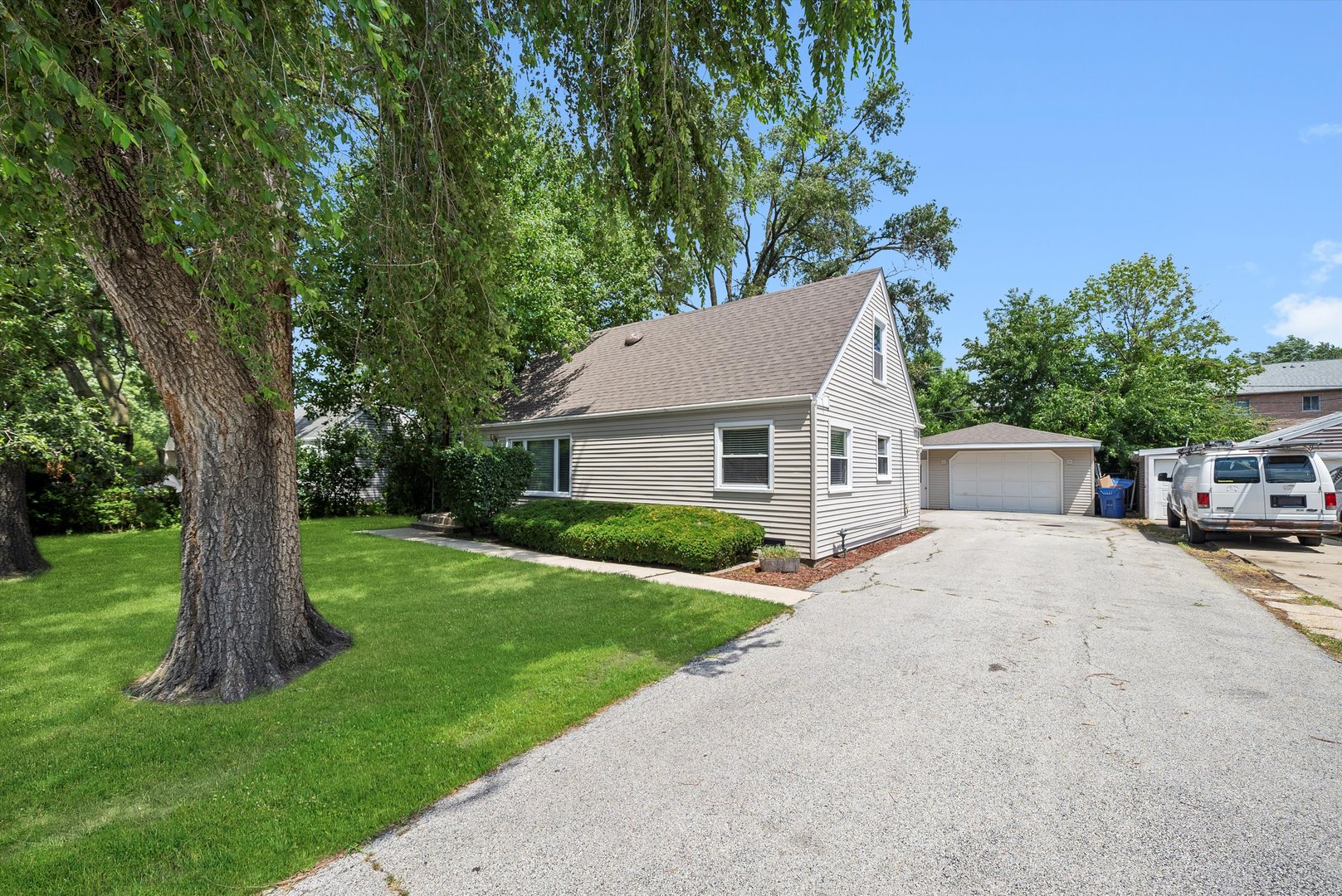 9417 S 78th Avenue, Hickory Hills, IL 60457