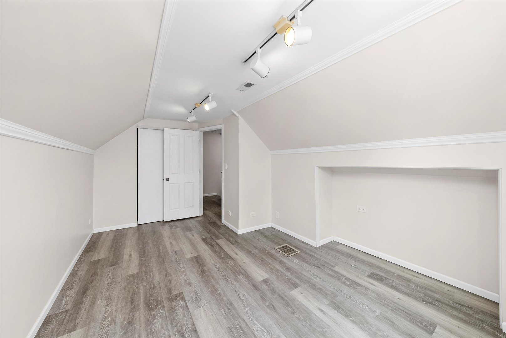 9417 S 78th Avenue, Hickory Hills, IL 60457