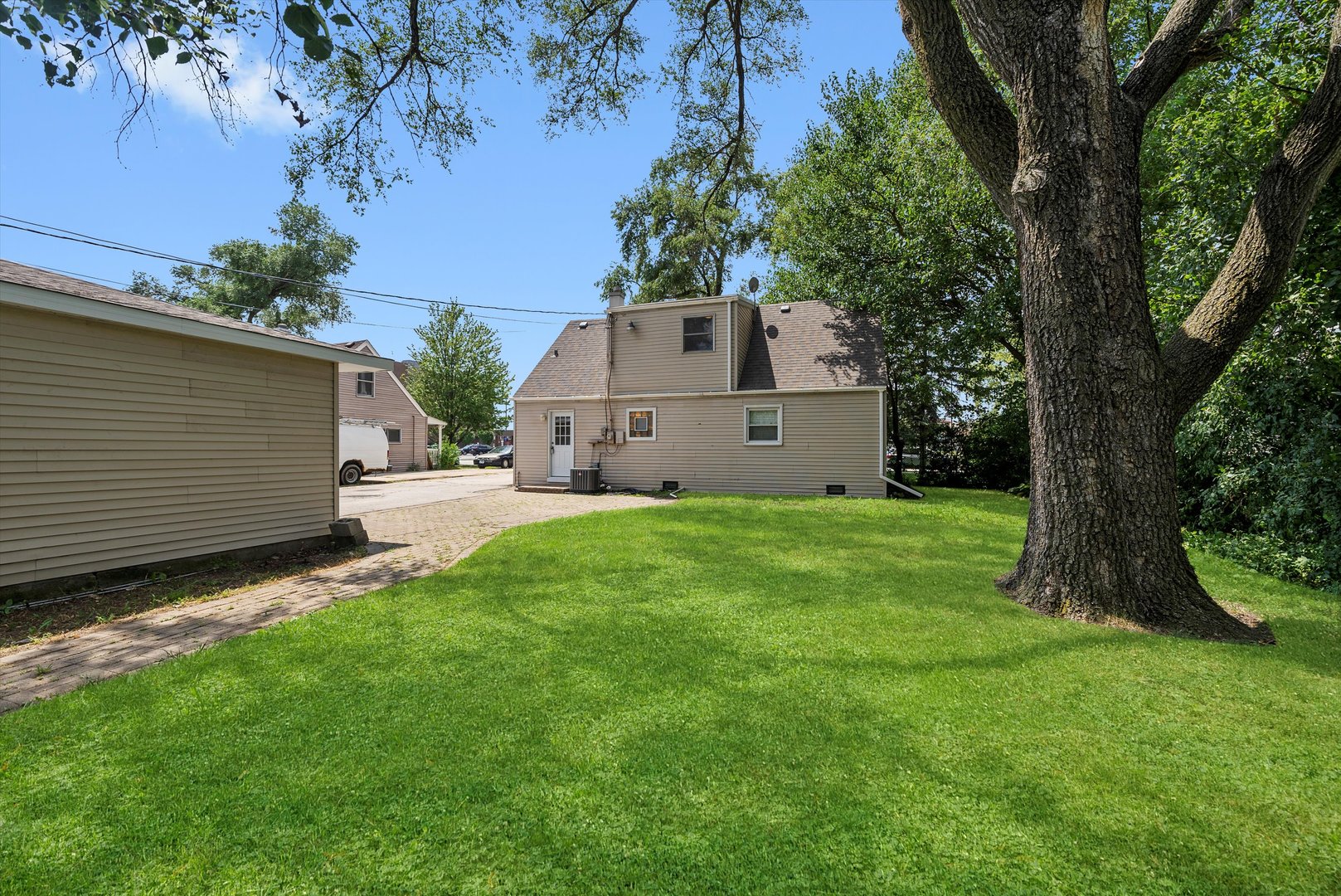 9417 S 78th Avenue, Hickory Hills, IL 60457