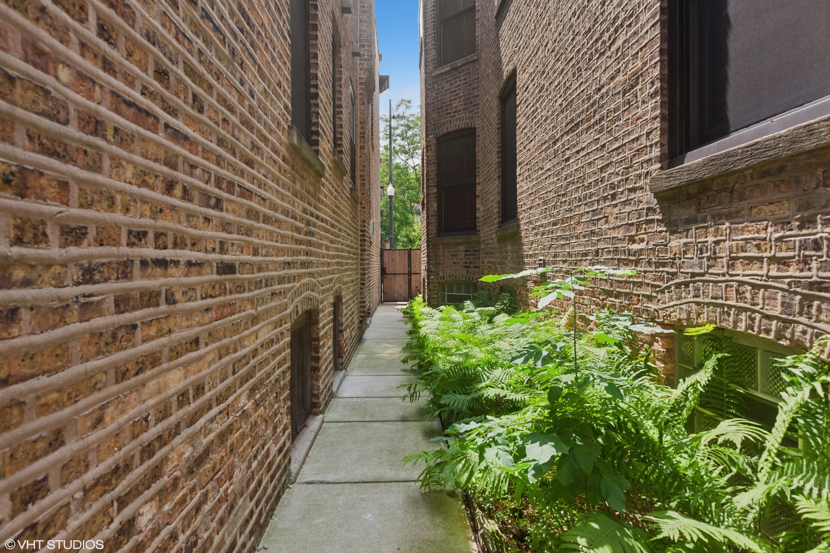 1510 W Montrose Avenue, Chicago, IL 60613