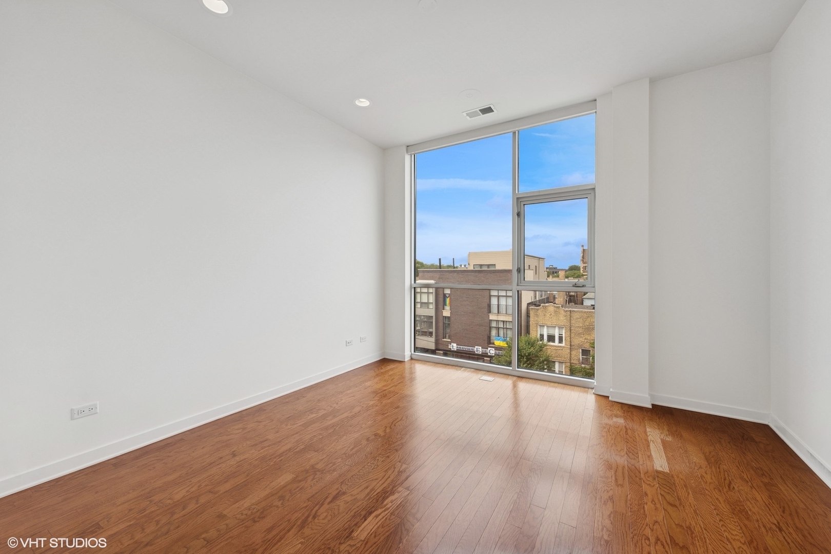1550 W Cornelia Avenue #404, Chicago, IL 60657