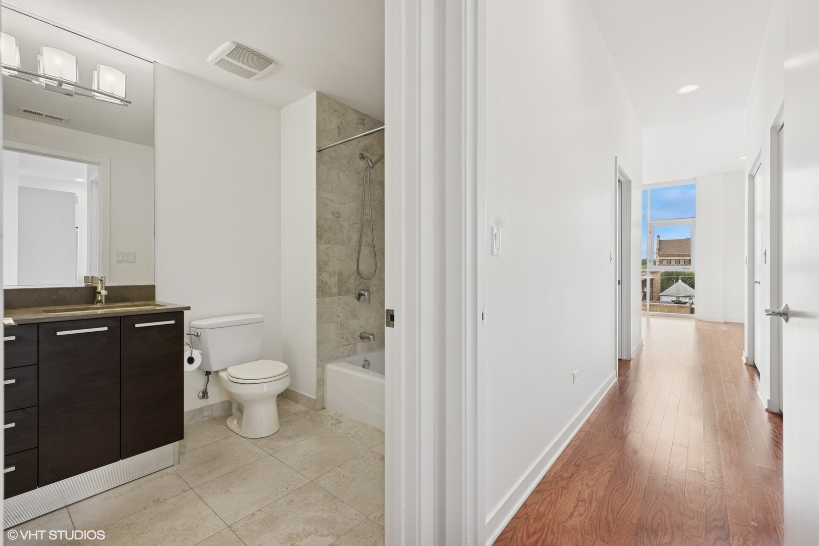 1550 W Cornelia Avenue #404, Chicago, IL 60657