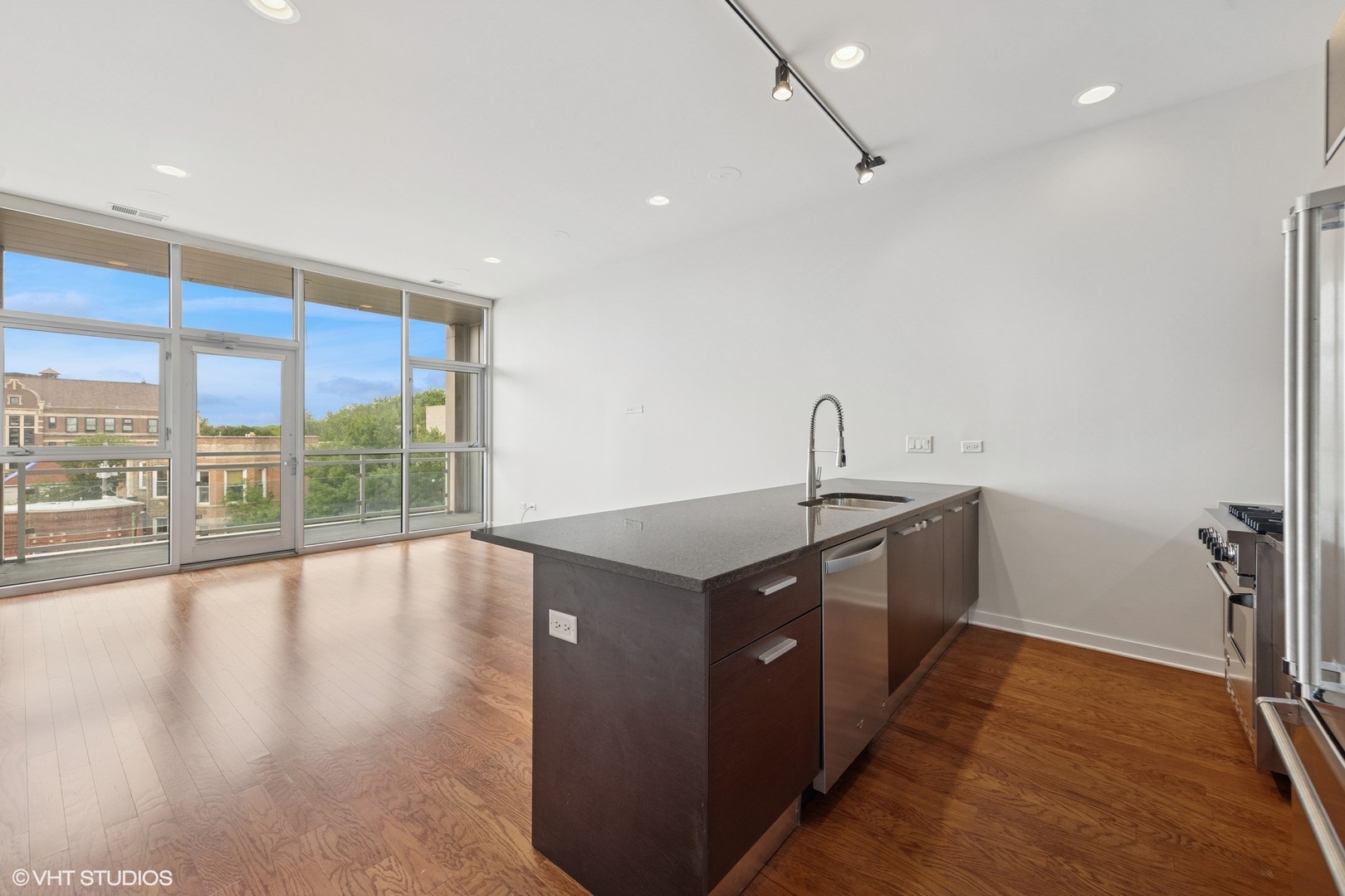 1550 W Cornelia Avenue #404, Chicago, IL 60657