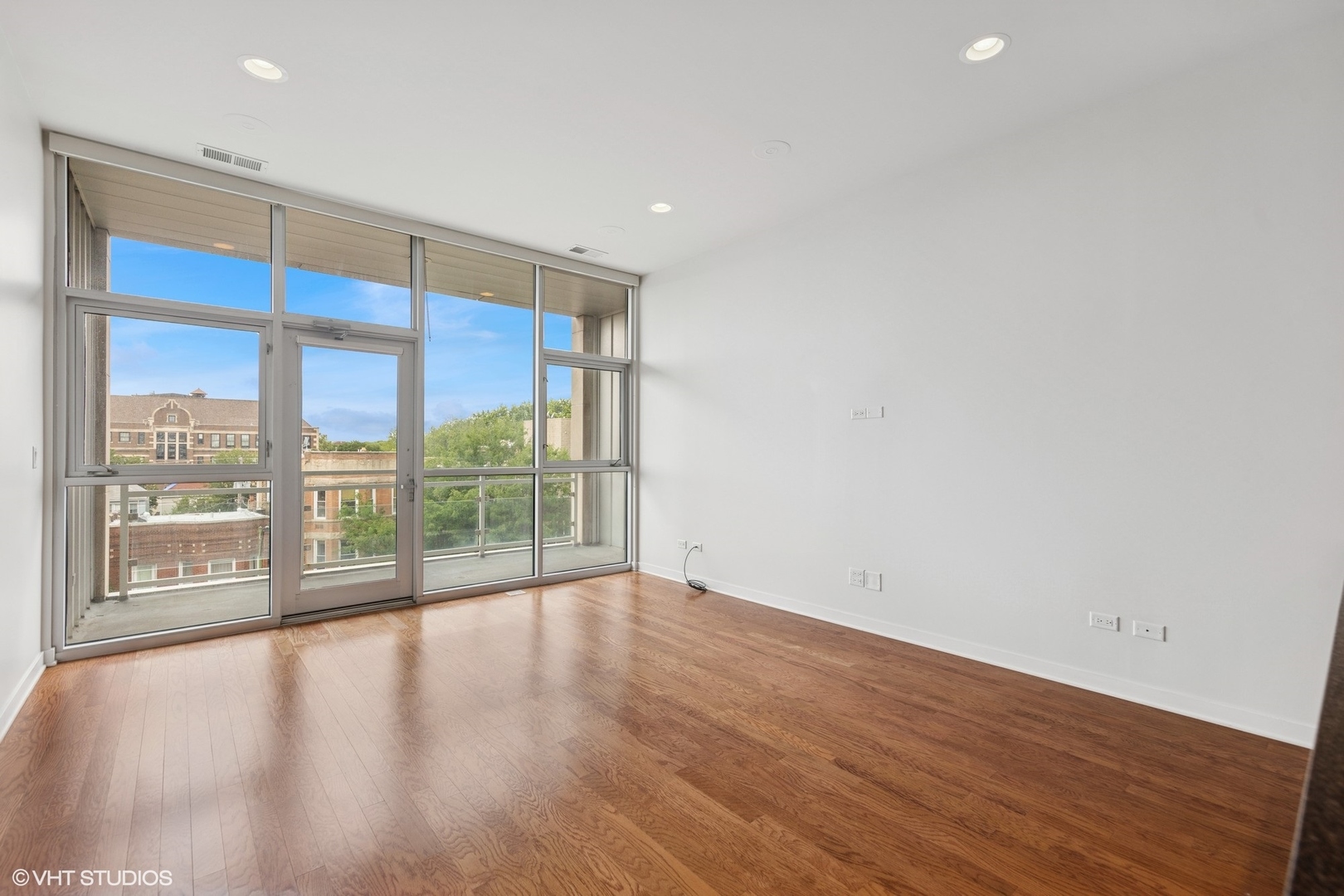 1550 W Cornelia Avenue #404, Chicago, IL 60657