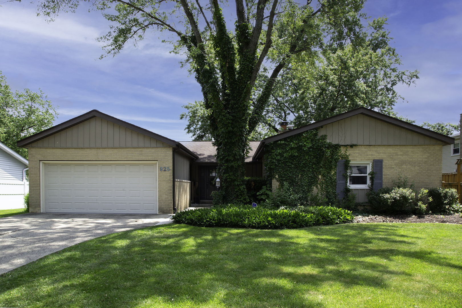 925 Hickory Lane, Darien, IL 60561