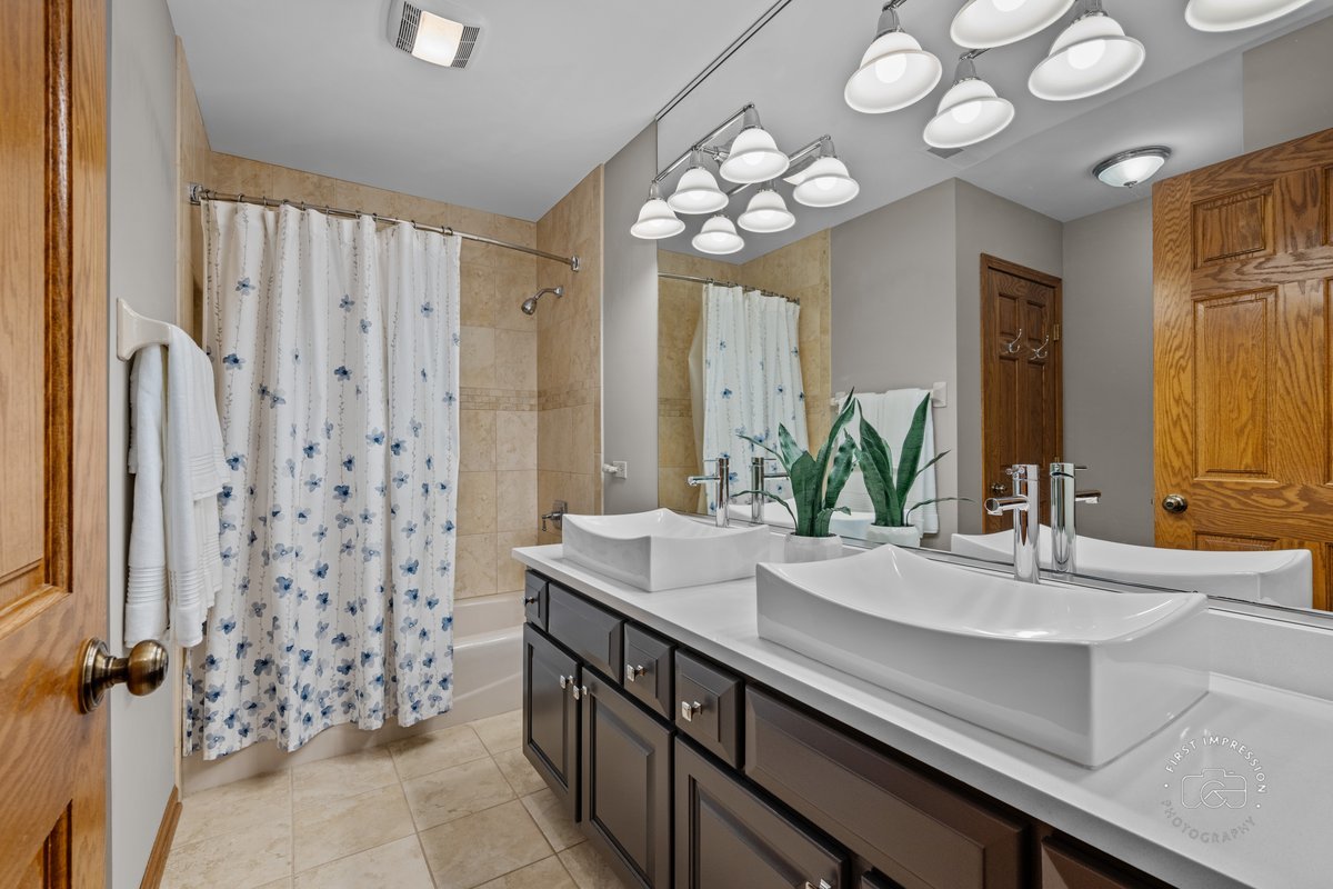 27W641 North Lane, Naperville, IL 60540