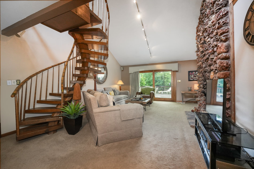 42W697 Bridle Court, St. Charles, IL 60175