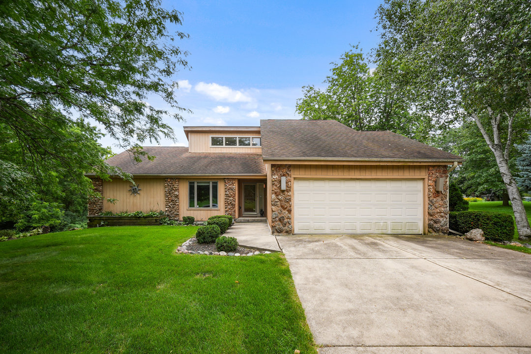 42W697 Bridle Court, St. Charles, IL 60175