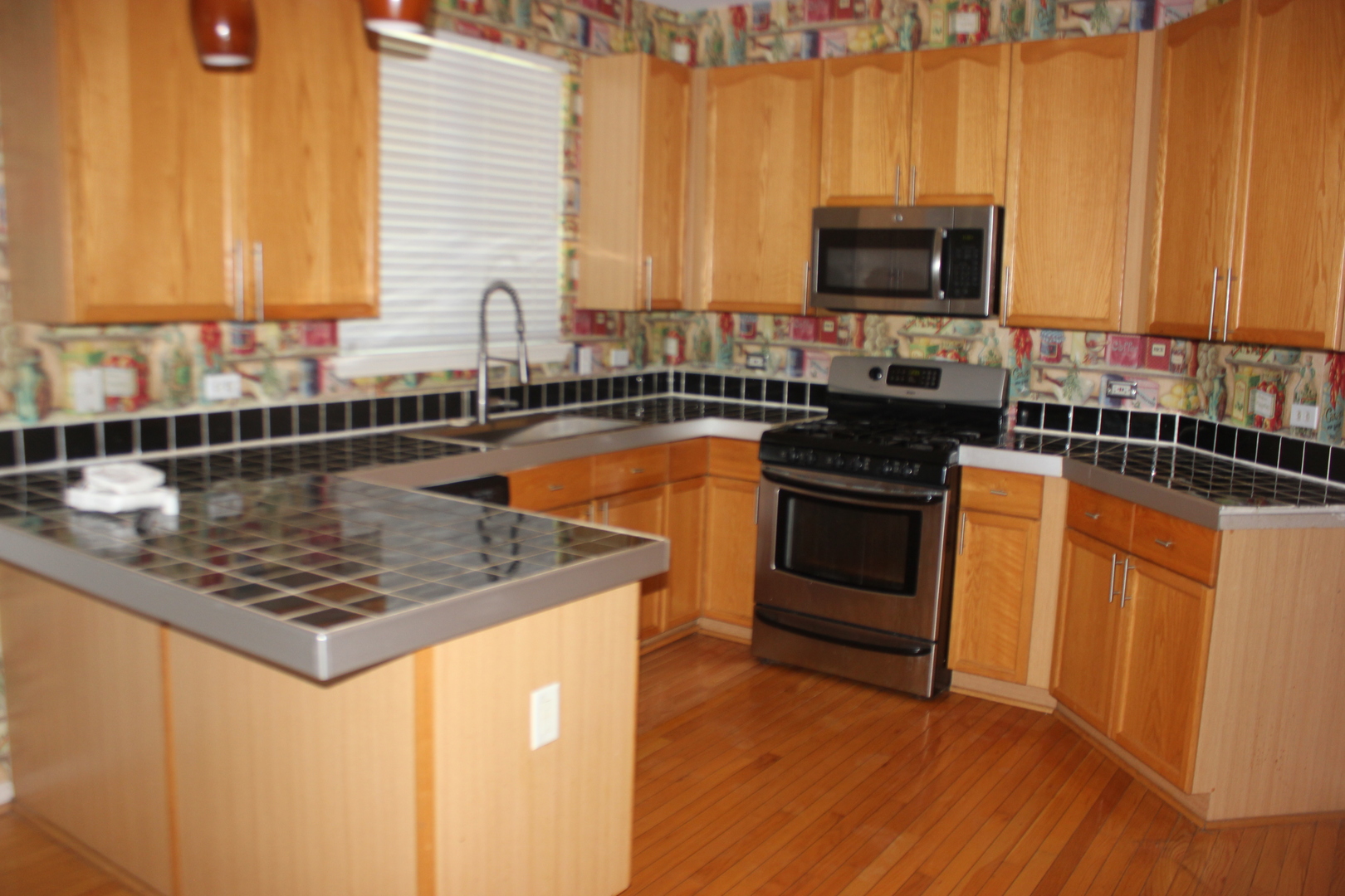 700 N Sparkle Court, Oswego, IL 60543