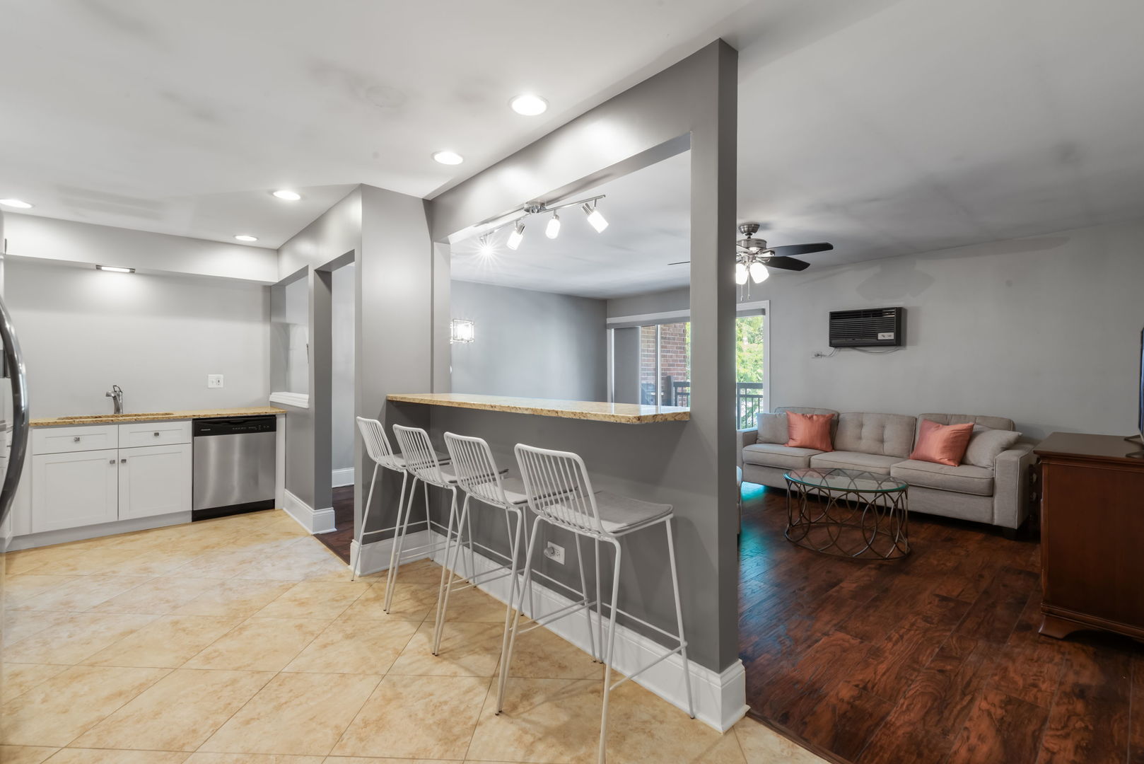 4133 Saratoga Avenue #B-220, Downers Grove, IL 60515