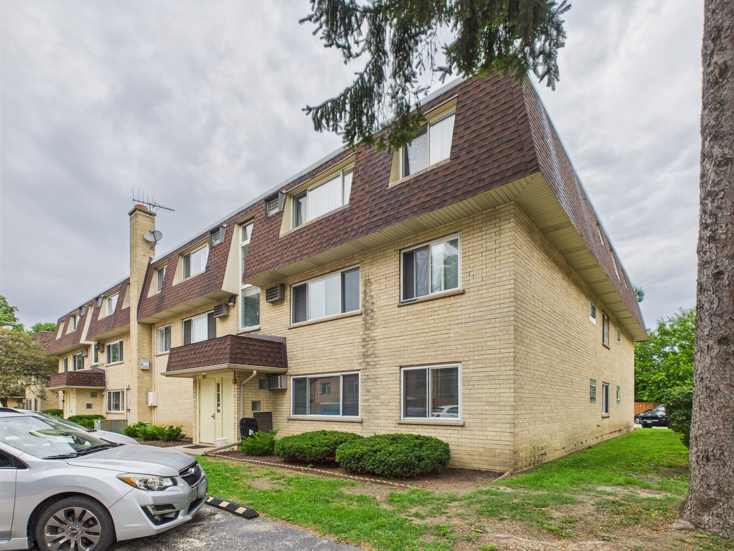 8810 BRIAR Course #1B, Des Plaines, IL 60016