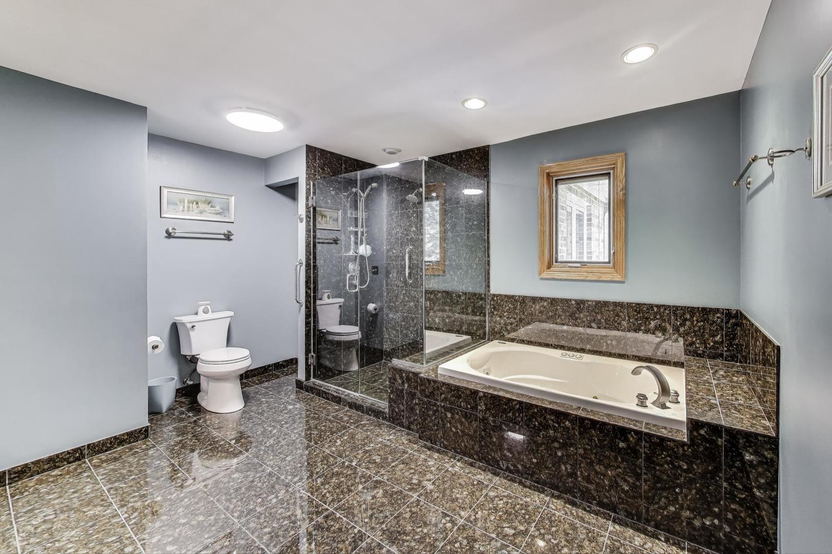 21070 W Columbia Court, Lake Zurich, IL 60047