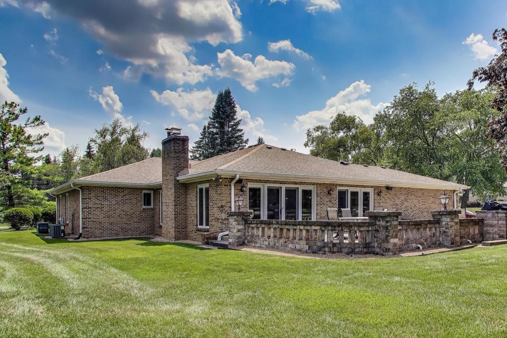 21070 W Columbia Court, Lake Zurich, IL 60047