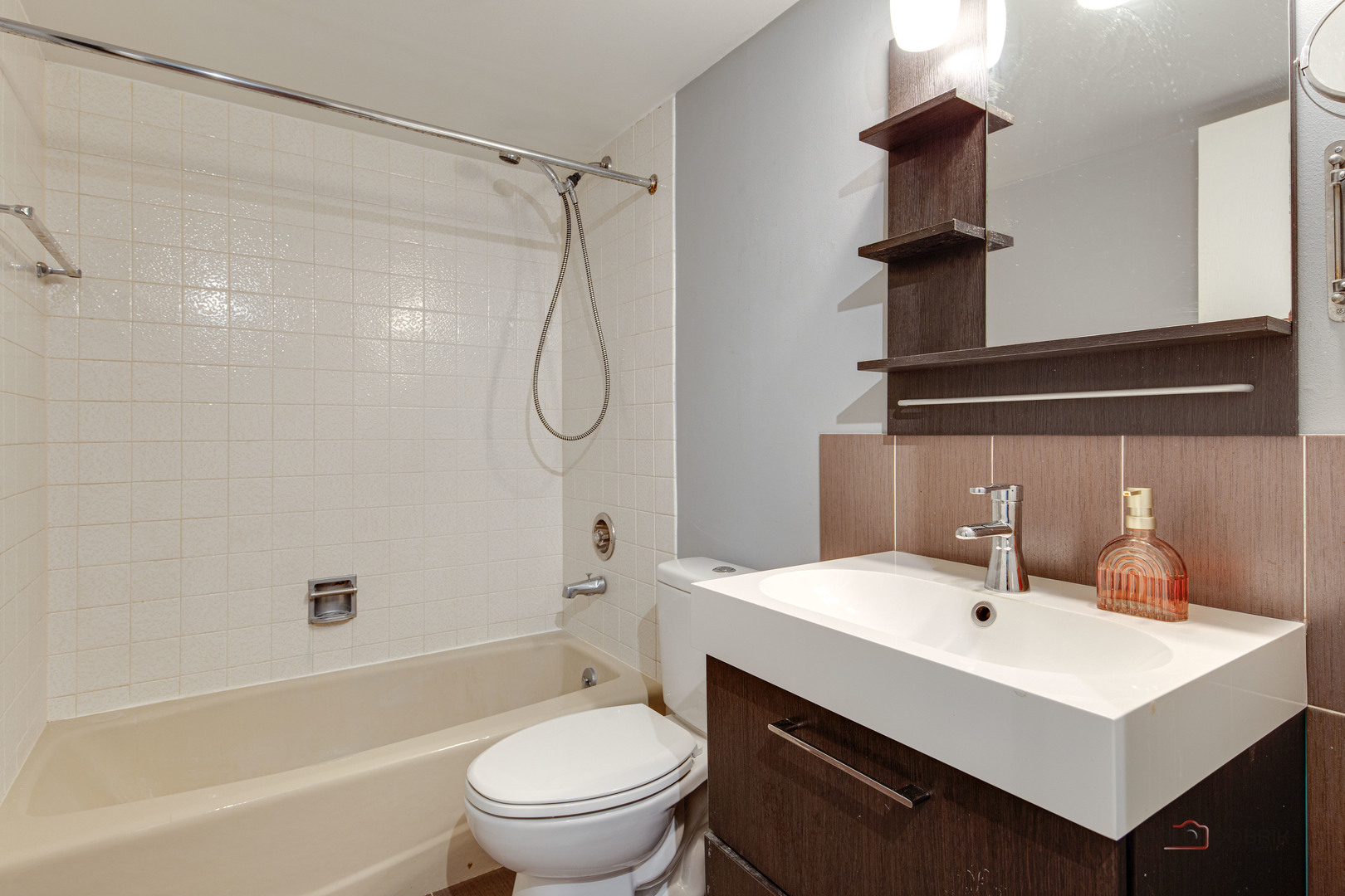 915 N York Street #403, Elmhurst, IL 60126