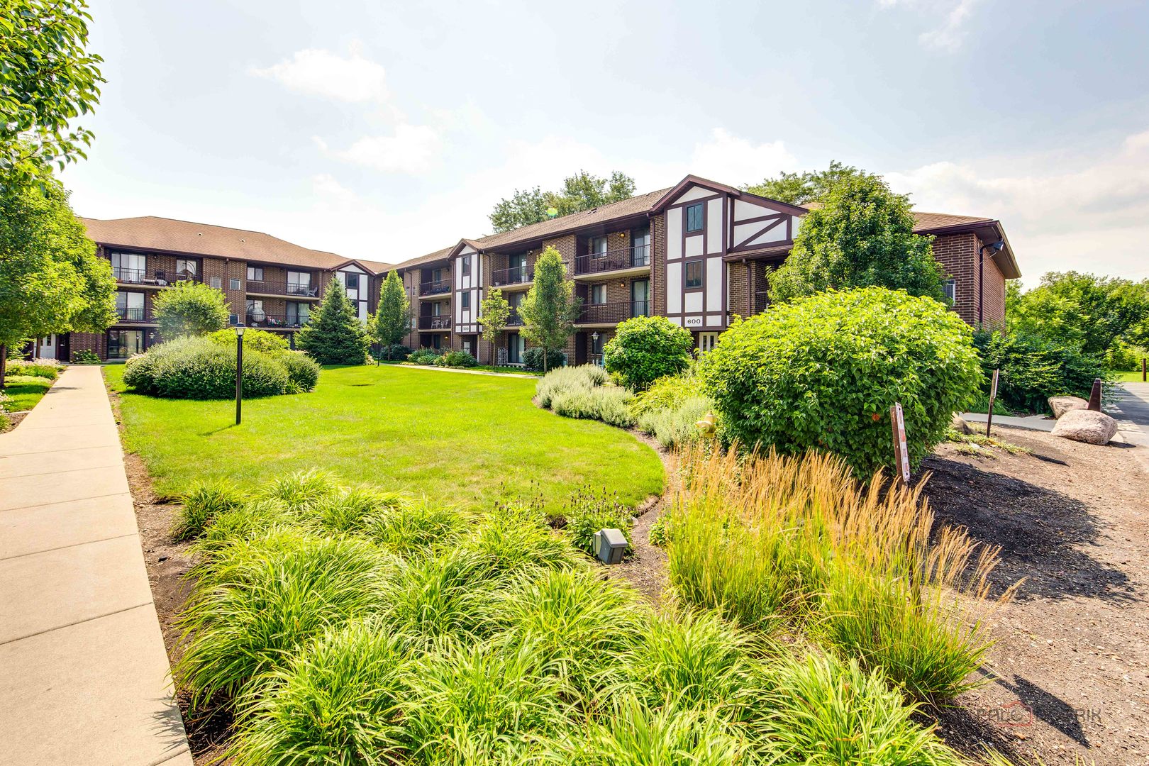 915 N York Street #403, Elmhurst, IL 60126