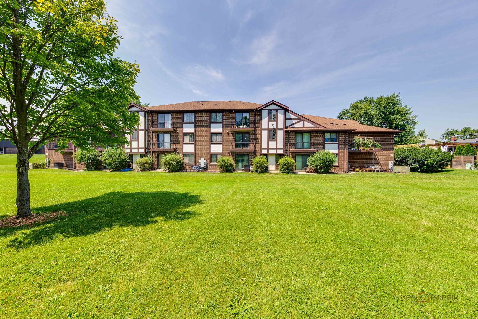 915 N York Street #403, Elmhurst, IL 60126