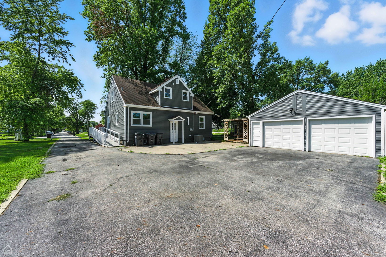 568 Riverview Drive, South Holland, IL 60473