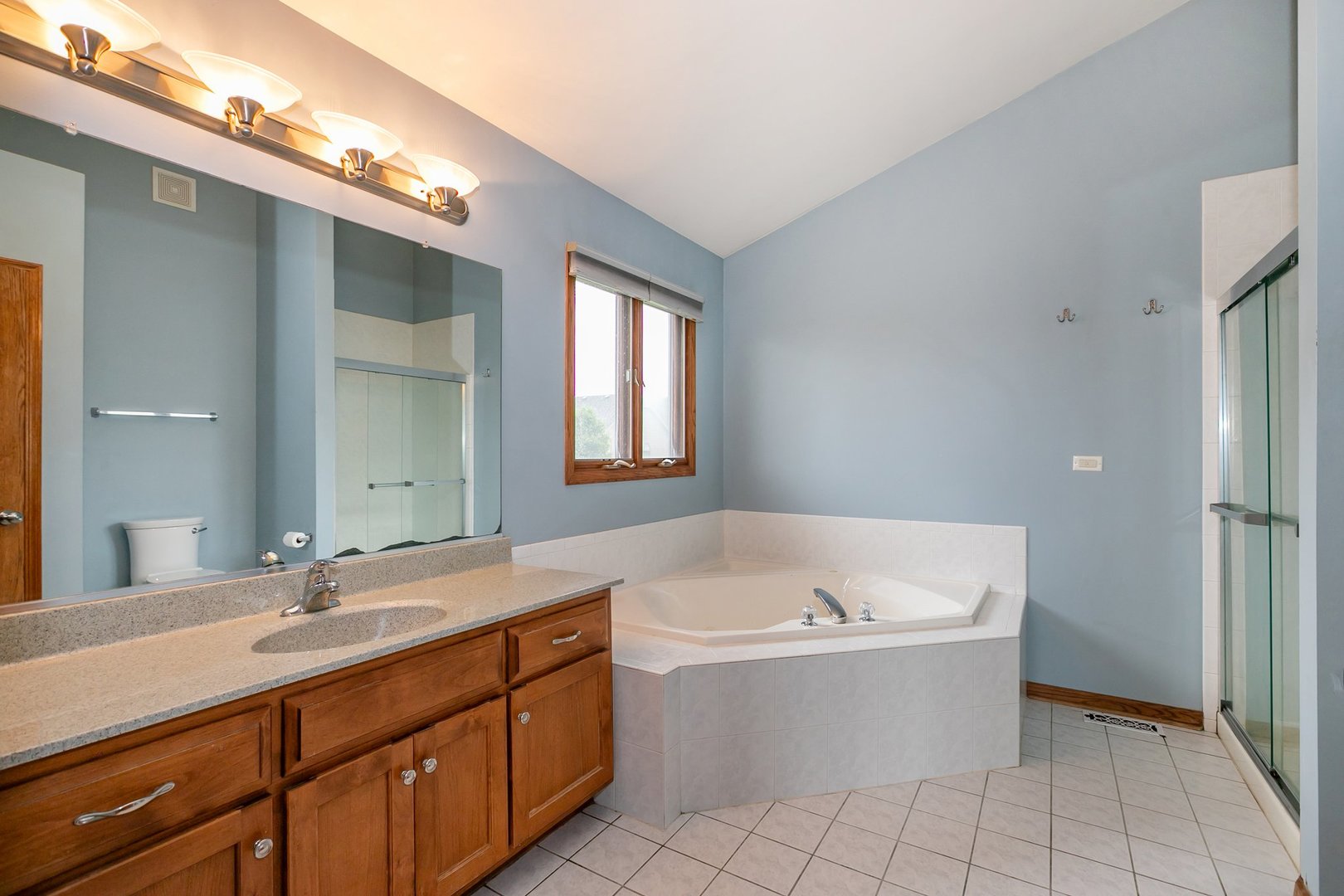 1650 Chauser Lane, Woodridge, IL 60517