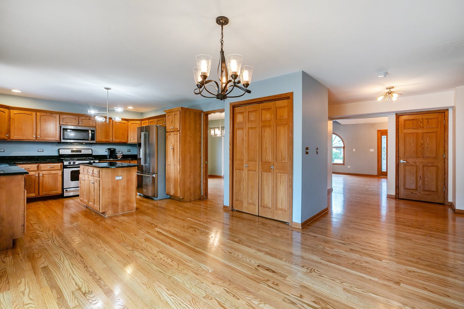 1650 Chauser Lane, Woodridge, IL 60517